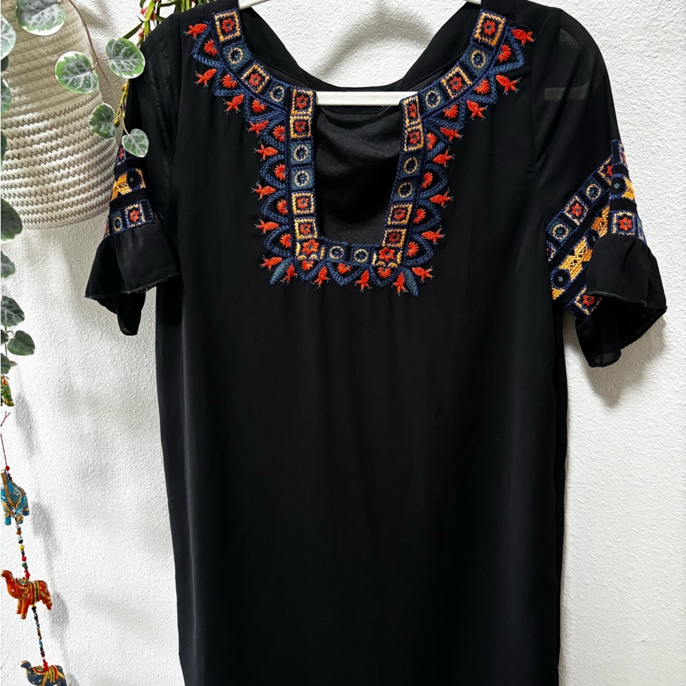 Place Black and Gold Label Detail